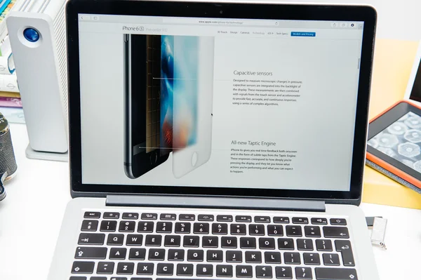 苹果电脑新 ipad Pro，iphone 6s，6s 加上和苹果电视 — 图库照片