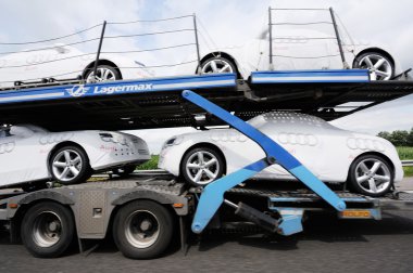 Audi spor araba Lagermax römork üzerinde