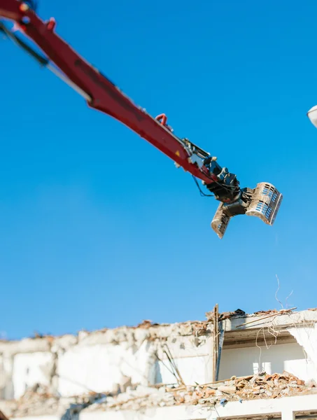 Articulating mechanical jaws attached to an excavators arm — Stock Photo, Image