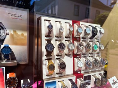 Rastatt, Almanya - 29 Nisan 2025: Rastatt Almanya 'da Tissot PRC 100 Solar dahil olmak üzere bir Tissot kol saati koleksiyonunu bir kuyumcu vitrininde çeşitli stil ve renklerle sergiliyor