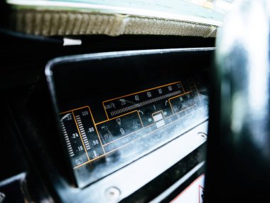 Analog hız göstergesi ve gösterge simgelerini gösteren antika askeri araç gösterge paneli eski moda, faydacı kontrol paneli kapalı görünüm