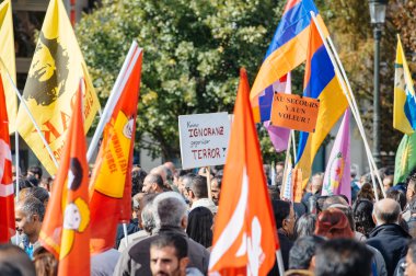 Göstericiler Türk Başkan Erdoğan polic karşı protesto