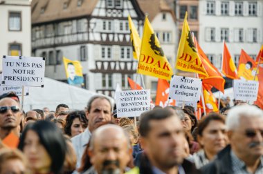 Göstericiler Türk Başkan Erdoğan polic karşı protesto