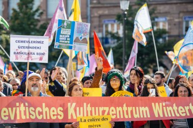 Göstericiler Türk Başkan Erdoğan polic karşı protesto
