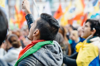 Göstericiler Türk Başkan Erdoğan polic karşı protesto