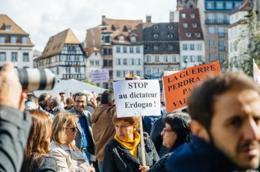 Göstericiler Türk Başkan Erdoğan polic karşı protesto