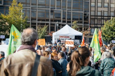 Göstericiler Türk Başkan Erdoğan polic karşı protesto