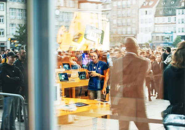 Uśmiechający się pracownika Apple Store — Zdjęcie stockowe