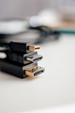 Mini Displayport, HDMI ve DVI kablolar konnektörler