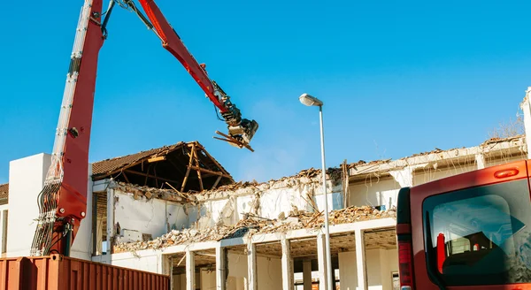 Abriss des Gebäudes durch einen schweren, verdrehten Betonmischer — Stockfoto