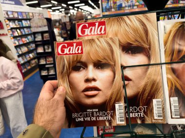 Saint-Tropez, Var, Fransa - 2 Ocak 2026: Fransız sinemasının mirasını ve zamansız cazibe tarzını kutlayan renkli raflarla dolu bir kitapçıda Brigitte Bardot onuruna düzenlenen Gala dergisinin özel sayısı