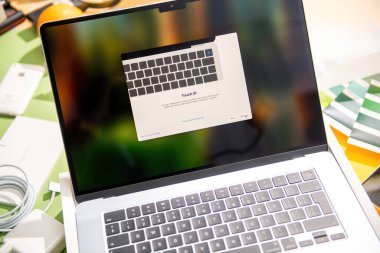 Paris, Fransa - 13 Mart 2025: Dokunmatik Kimlik Parmak izi Yapılandırma Dersi, kablo ve kağıtlarla ilk kurulum sırasında ekranda klavye diyagramı ile gösterilir.