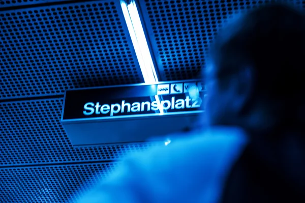 Señal de la estación de metro Stephansplatz con silueta de hombre —  Fotos de Stock