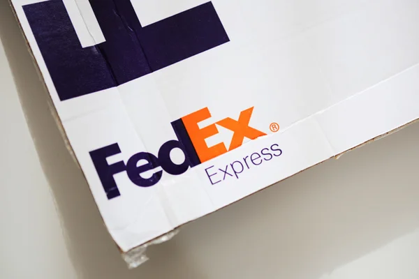 FedEx упаковки на білому тлі — стокове фото