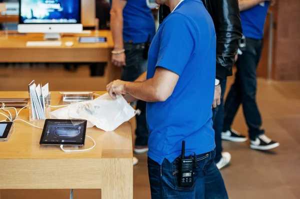 Apple Inc. geniale ansatte pakker inn den nye iPhonen – stockfoto