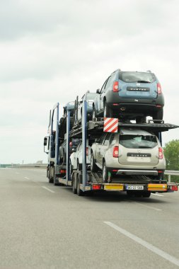 Dacia Duster araba Lagermax römork üzerinde naklediliyor