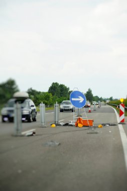 Macar karayolu üzerinde ok ile mavi nefes