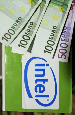 Intel logo üzerinde yeni bir bilgisayar kutusu