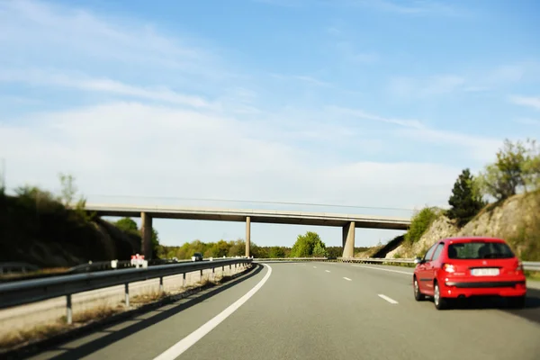 Rotes Auto auf französischer Autobahn — Stockfoto