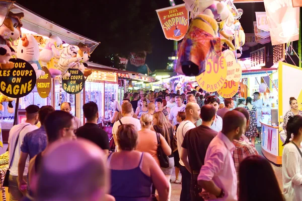 Ocupado parque de atracciones por la noche —  Fotos de Stock