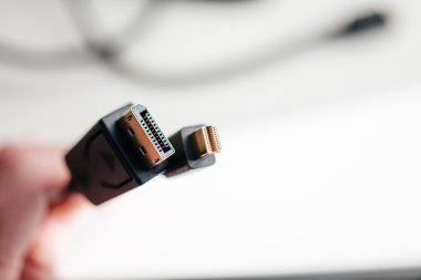 El Mini Displayport ve Displayport kablo tutarak