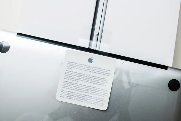 Apple Macbook Pro Retina laptop unboxing security seal — Stock Photo, Image