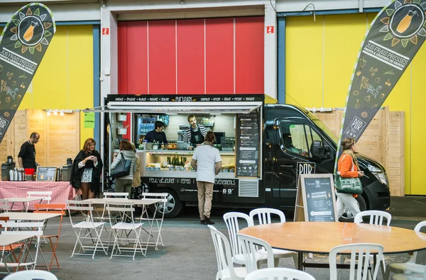 Camión de comida en Francia vendiendo bio alimentos — Foto de Stock