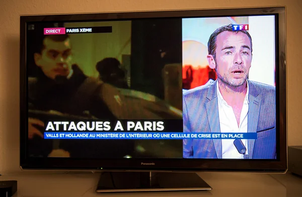 Televisión Francesa reportando en vivo sobre los ataques —  Fotos de Stock