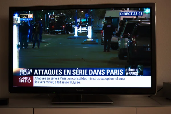 Televisión Francesa reportando en vivo sobre los ataques — Foto de Stock