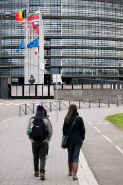 Fransa ve Avrupa Birliği bayrakları bayrak yarıya uçar