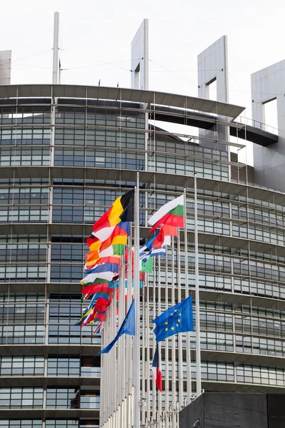 Banderas de la Unión Europea y bandera de Francia ondea a media asta — Foto de Stock