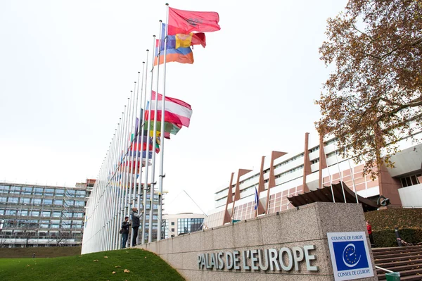 Всі прапор Європейського Союзу летить приспущений перед на Counc — стокове фото