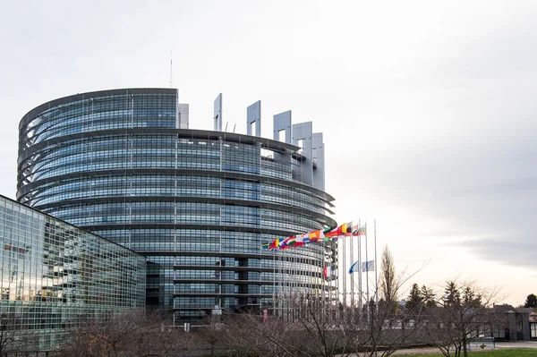 Drapeaux de l'Union européenne et drapeau de la France en berne — Photo