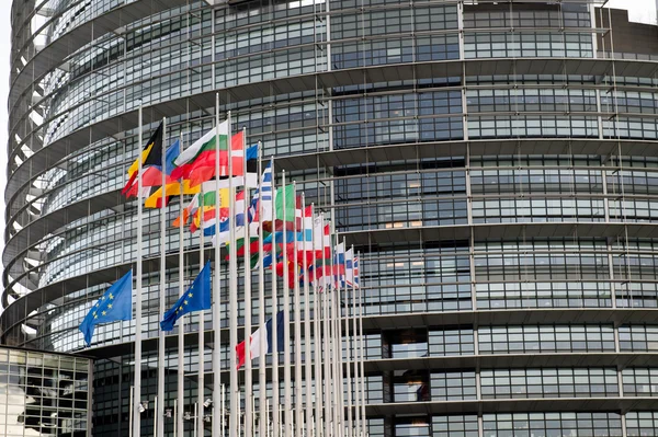 EU flaggor och Frankrike flaggan vajar på halv stång — Stockfoto
