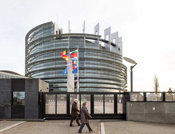 Europese Unie vlaggen en Frankrijk vlag vliegt op halfstok — Stockfoto