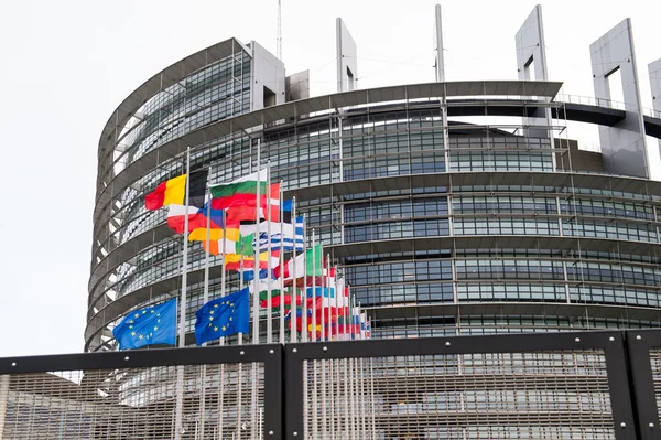 Bandeiras da União Europeia e bandeira da França voam a meio mastro — Fotografia de Stock