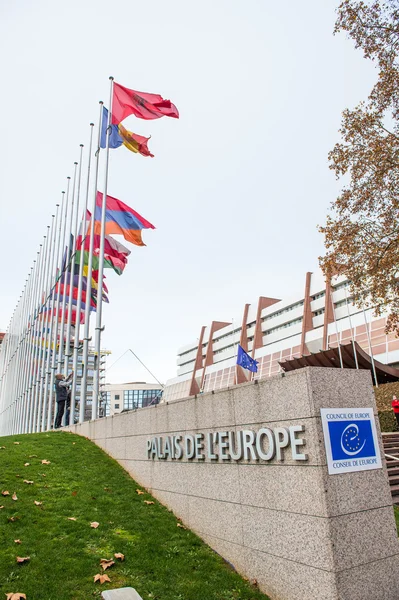 Tous les drapeaux de l'Union européenne flottent en berne devant le Conseil — Photo