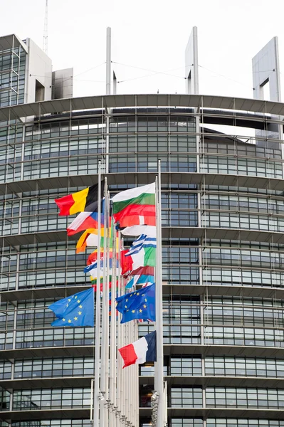 EU flaggor och Frankrike flaggan vajar på halv stång — Stockfoto