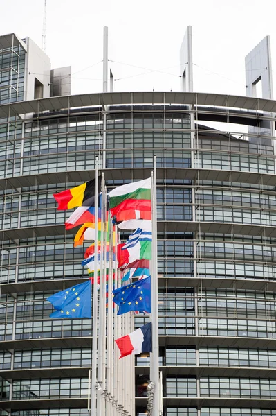 Flaggen der Europäischen Union und Frankreichs wehen auf halbmast — Stockfoto