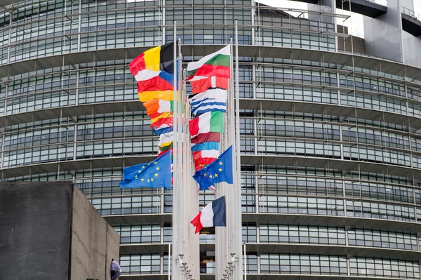 Banderas de la Unión Europea y bandera de Francia ondea a media asta —  Fotos de Stock
