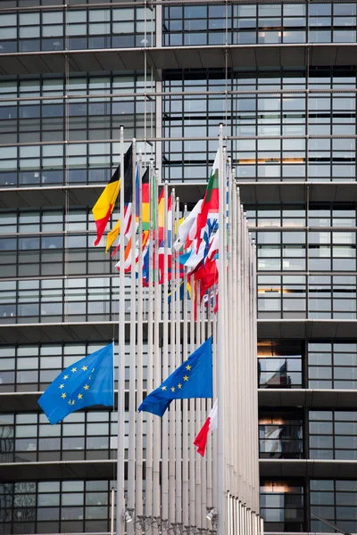 Drapeaux de l'Union européenne et drapeau de la France en berne — Photo