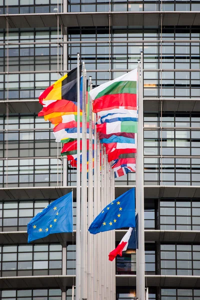 Bandeiras da União Europeia e bandeira da França voam a meio mastro — Fotografia de Stock