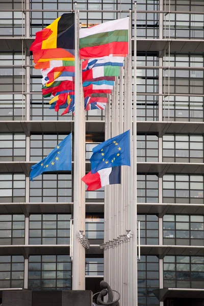 Drapeaux de l'Union européenne et drapeau de la France en berne — Photo