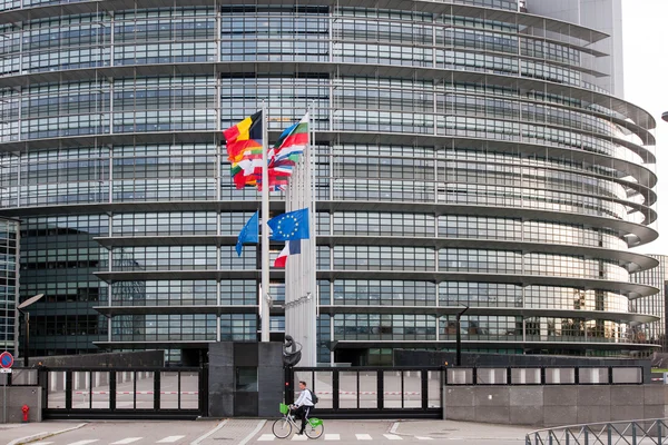 Флаги Европейского Союза и Франции развеваются на полу-мачте — стоковое фото