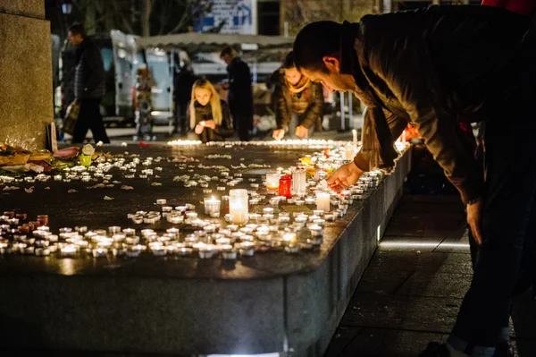 Homenaje a los ataques de París tras los atentados de París —  Fotos de Stock