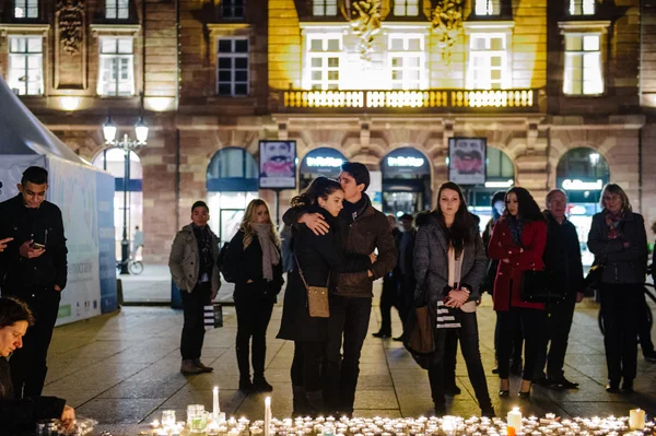Hyllningar som placeras efter Paris-attackerna Paris attacker af — Stockfoto