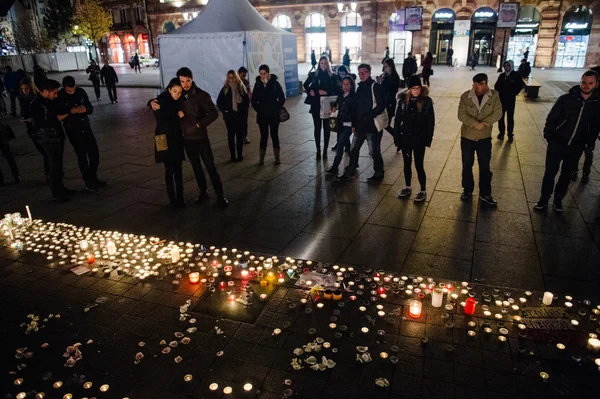 Hyllningar som placeras efter Paris-attackerna Paris attacker af — Stockfoto