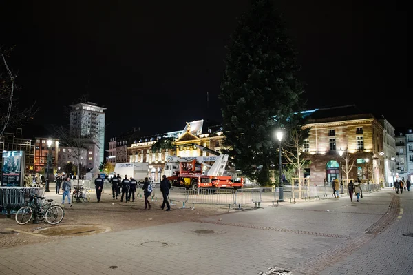 Oficiales de policía cerca del árbol de Navidad central después de ataques —  Fotos de Stock