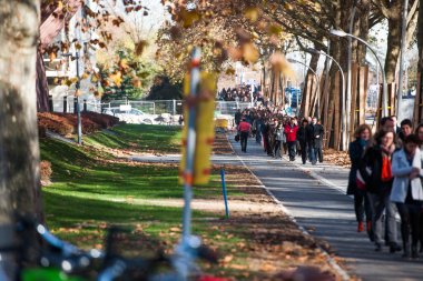Coe bina dakikalık saygı duruşunda için katılan kişi