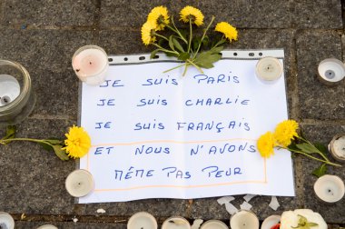 İletileri, mumlar ve kurbanlar için anıt çiçeklenir